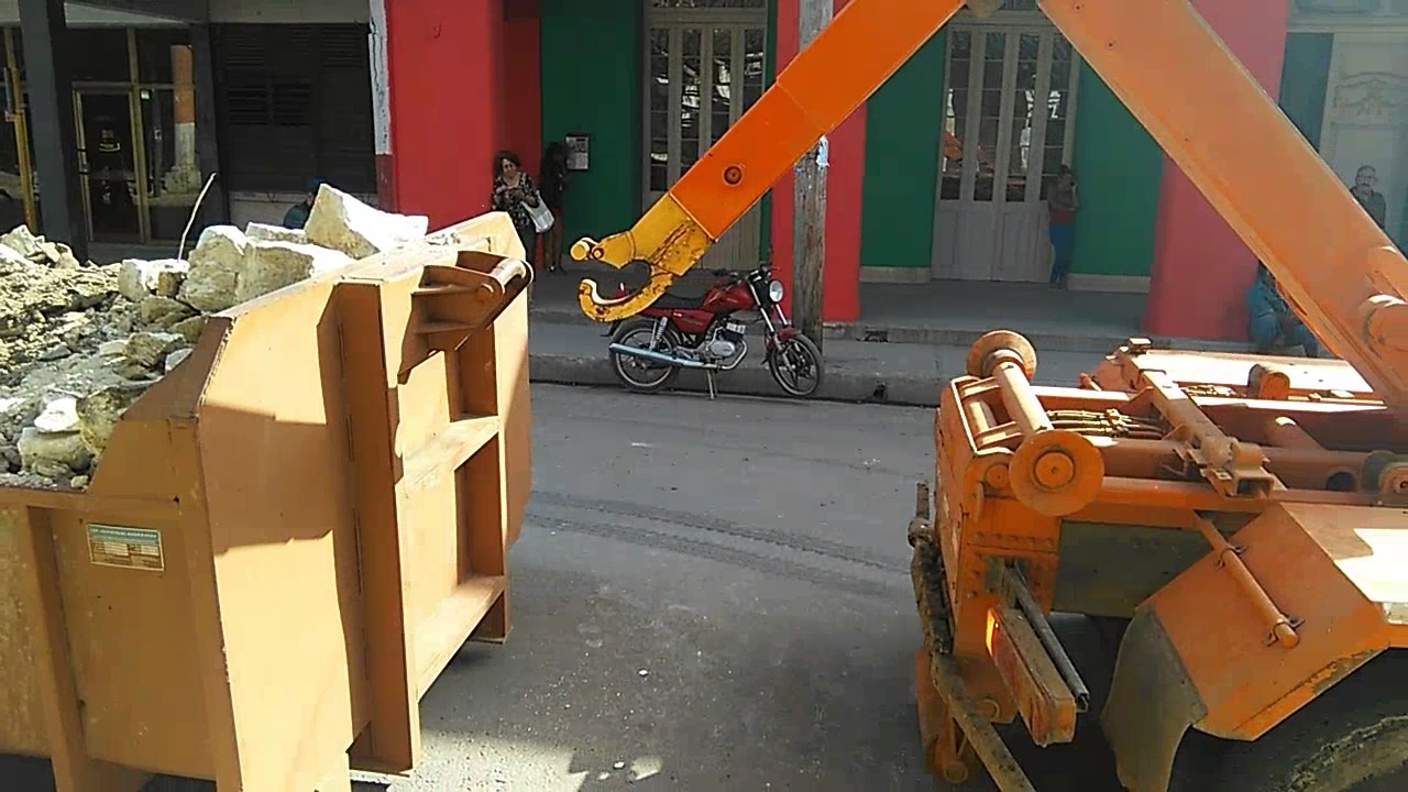 Así se tratan los camiones en Cuba. Para recoger escombros.
