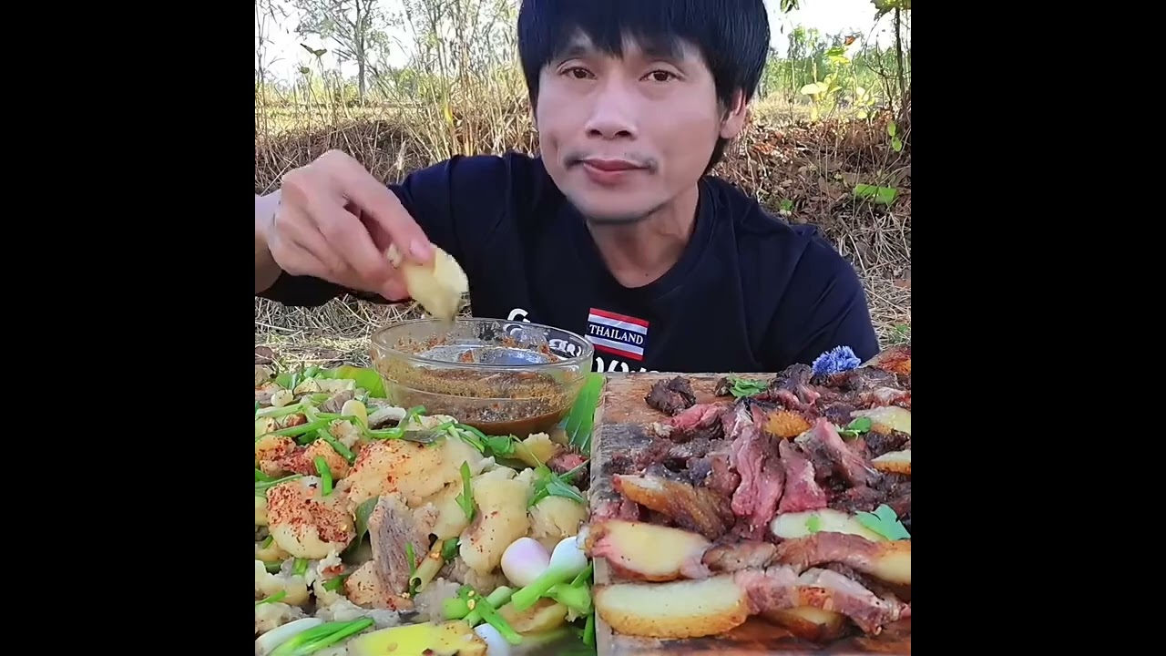 Today I'm having boiled pork and roasted pork with a super spicy dipping sauce.
