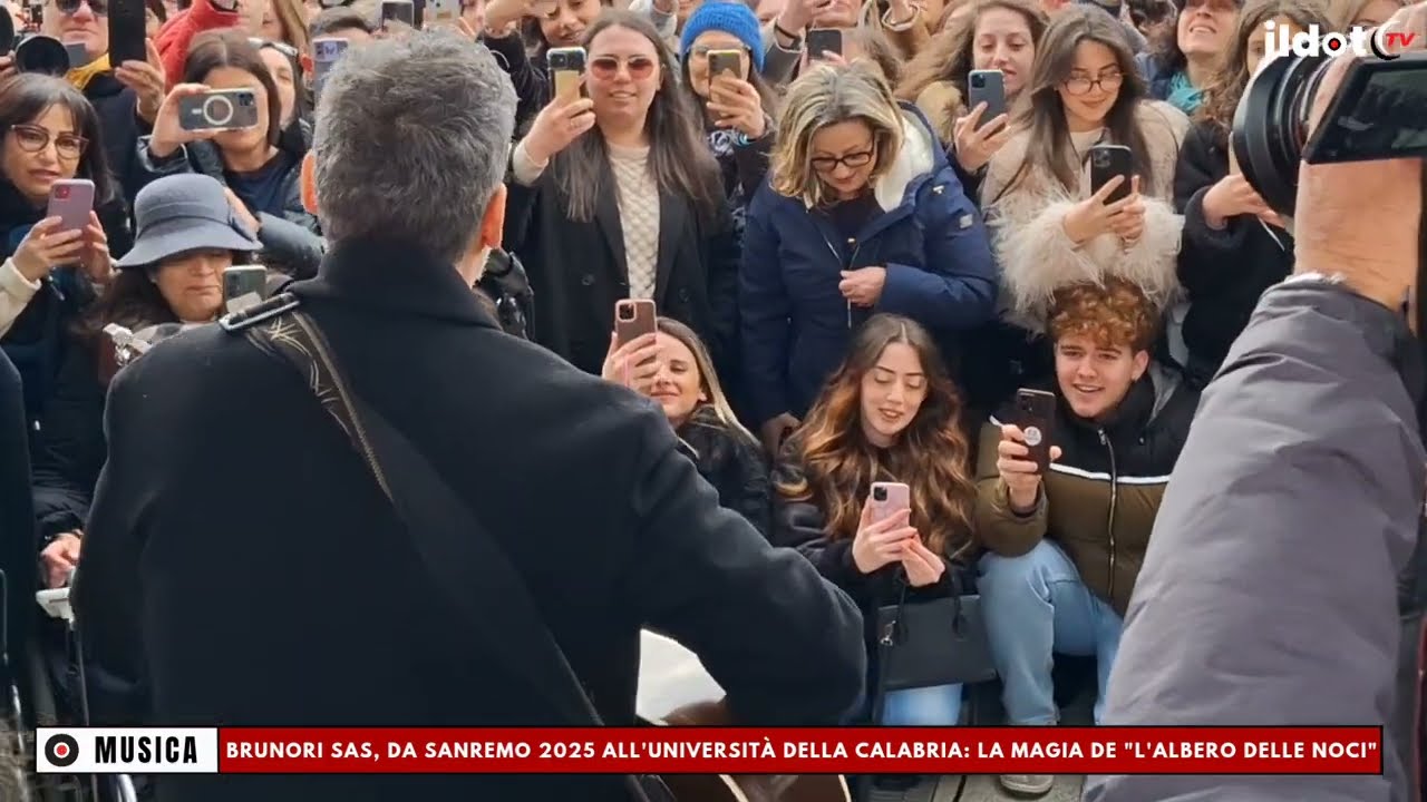 Brunori Sas canta 