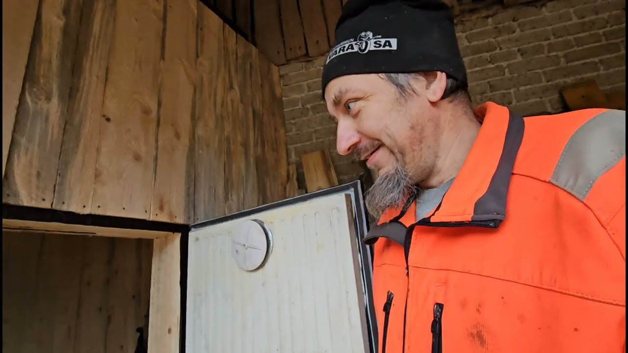 Ruusuja ja rakentelua. Roses and building.