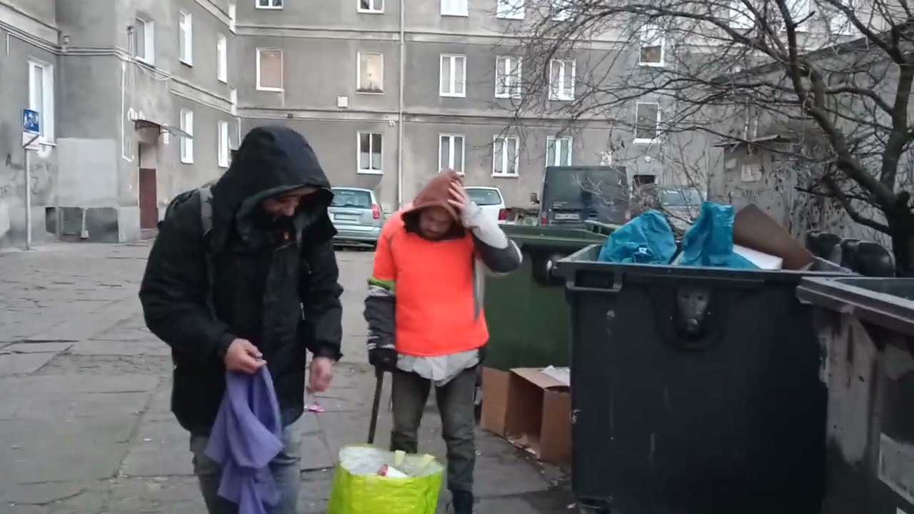Bezdomni  zbieramy ze śmietników wszystko co się przyda