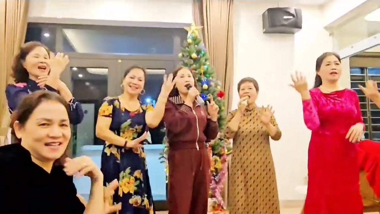 Gặp mặt ca hát cùng các bạn niên khóa.