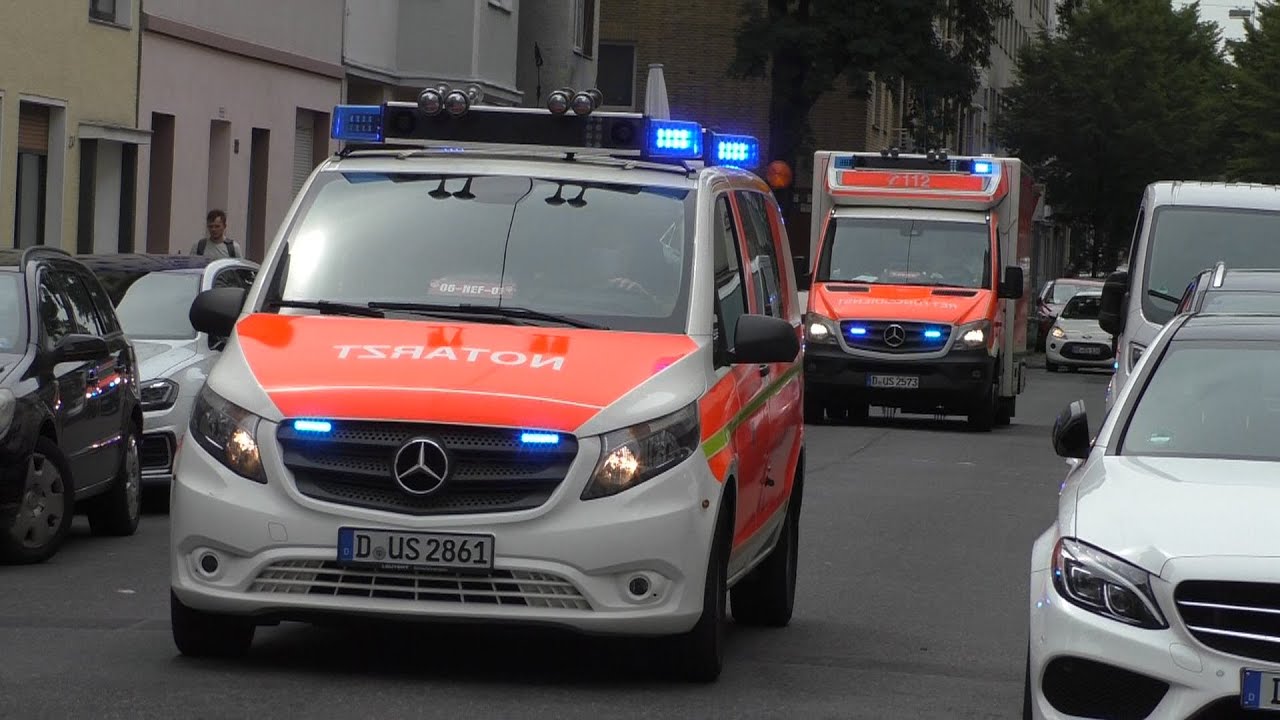 Rettungswagen + Notarzt auf Einsatzfahrt in Dusseldorf von die FW1 + NEF FW6
