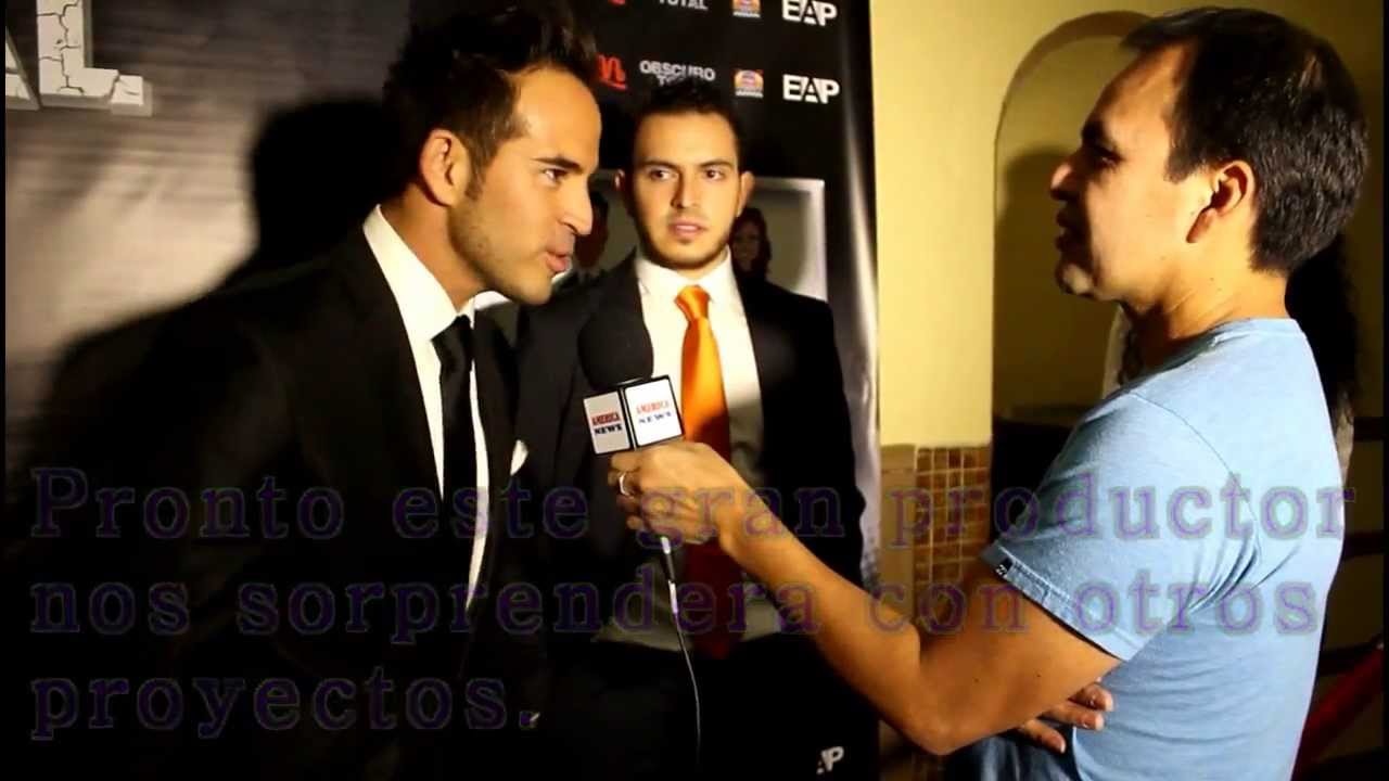 Aylin M&uacute;jica, Aaron Agrasanchez y el Sr. Eduardo Prado productor de la Obra Obscuro Total