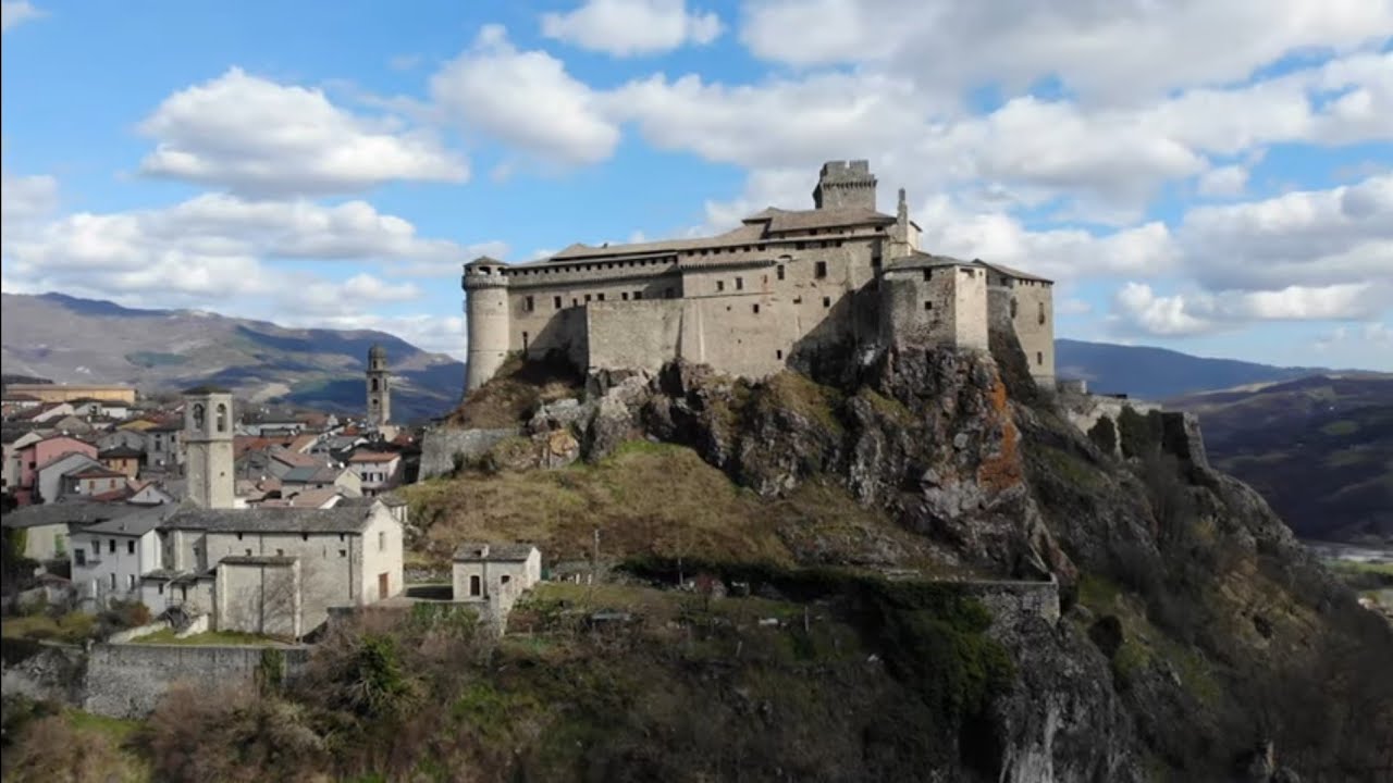 DRONE: CASTELLO DI BARDI INCANTEVOLE E MISTERIOSO - 4K by Yuri Grisendi