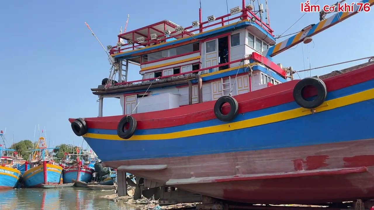 tranh thủ xuống ụ 2 chiếc lứơi rút vây cho kịp nước 