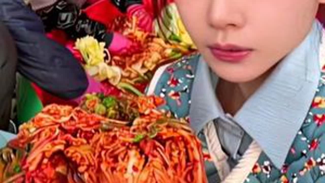 韩国婆婆教我在渔村腌泡菜 辣白菜配海鲜是我们家的味道 #美食vlog #中韩家庭 #泡菜