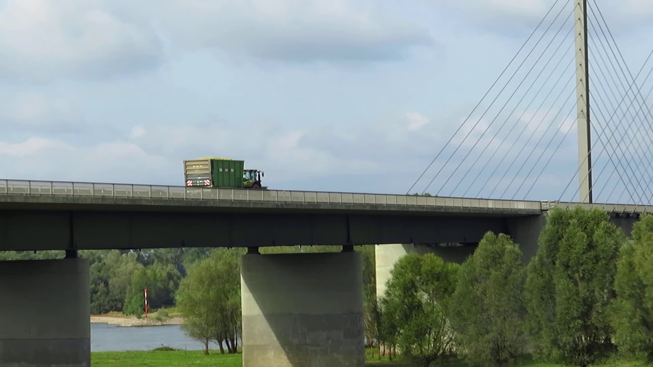 De Rijnbrug bij Rees.