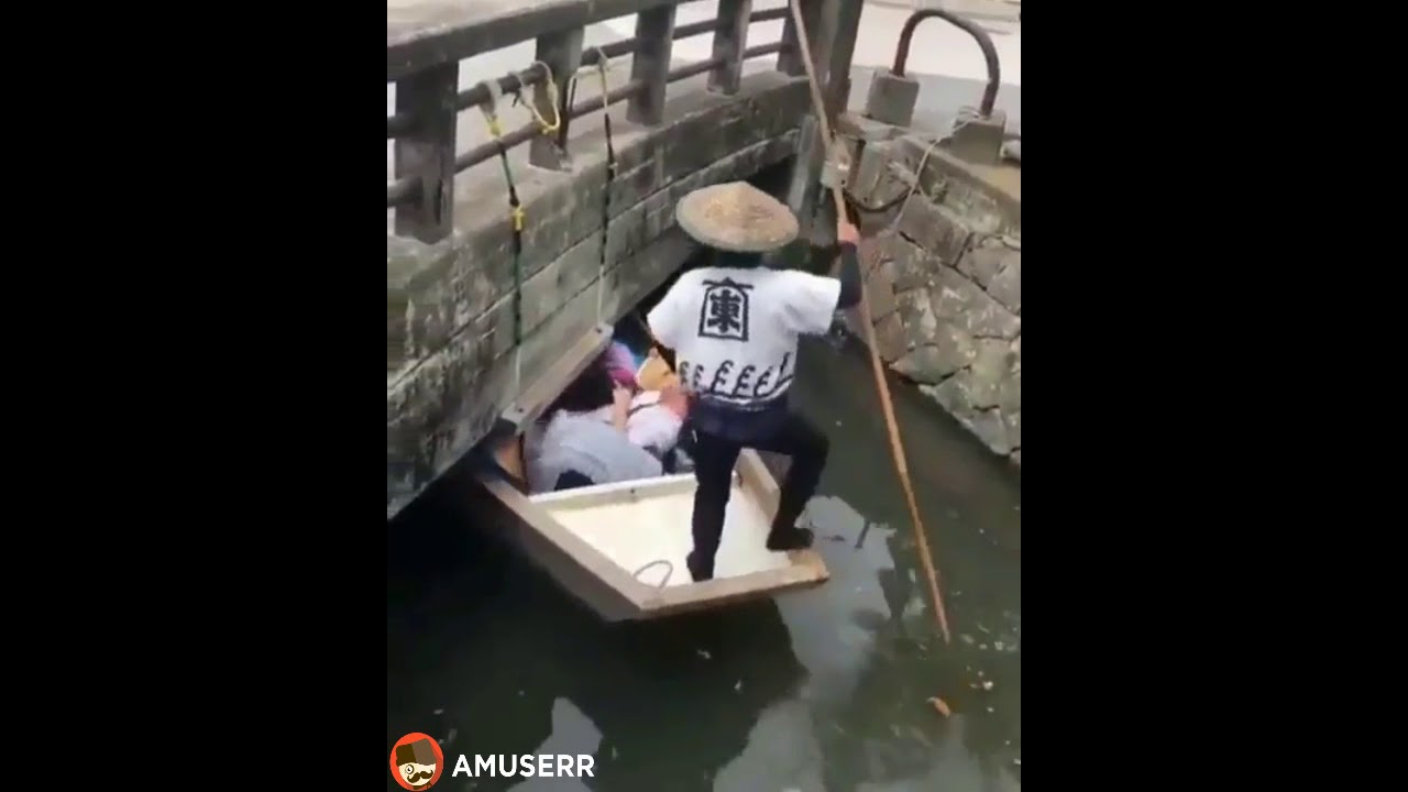 Driver abandon Gondola boat and Jump on a Bridge
