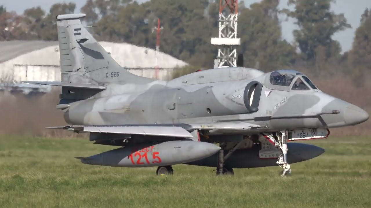 Rodaje y despegue A-4AR Fightinghawk desde el Palomar en el dia de la independencia