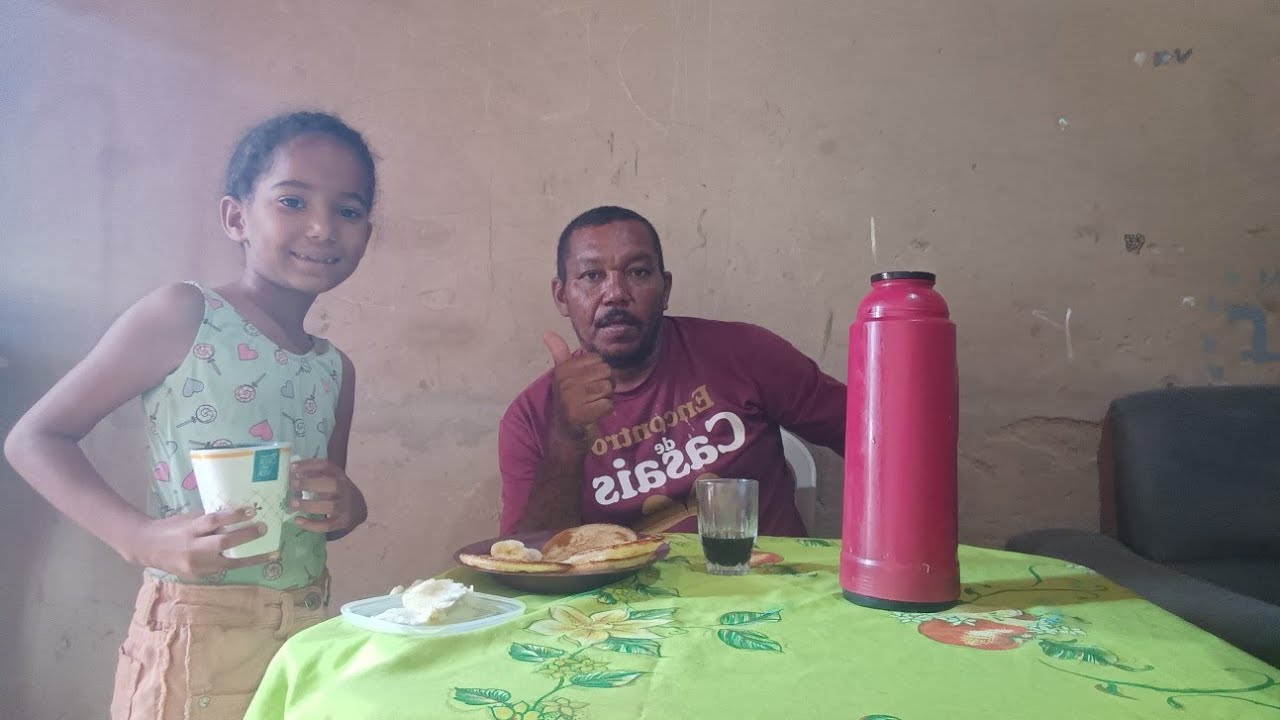 TOMANDO CAFÉ COM BOLO DE CACO 