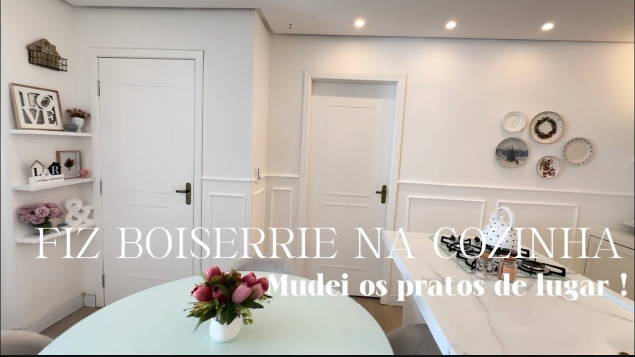 Fiz o boiserrie de isopor na cozinha, seguindo as dicas de vocês  tirei os pratos da parede