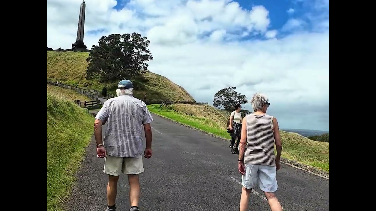 Standing at the summit of One Tree Hill. There’s no better view of Auckland than right here. ⛰️🏙️