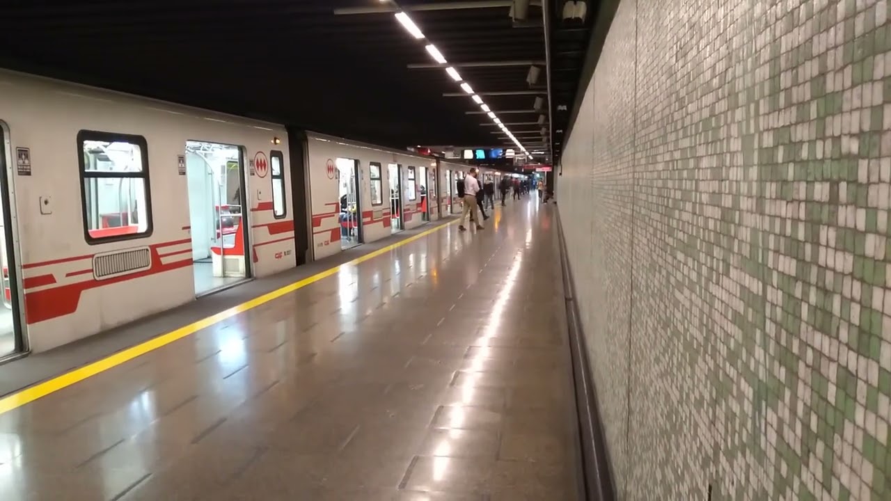 Metro de Santiago | Línea 1 | Trenes NS-07, NS-93 y NS-12 en Estación San Alberto Hurtado.