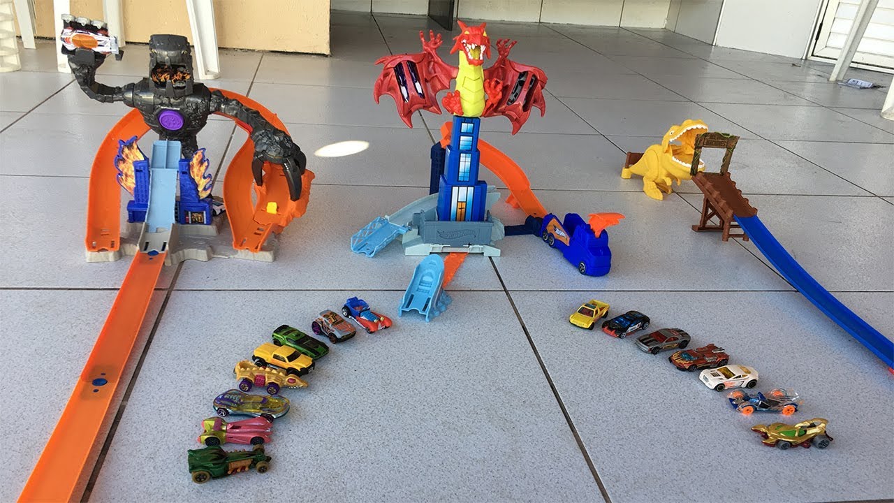 FIZ UMA GINCANA COM VÁRIAS PISTAS DE CARRINHOS! (ROBÔ, DRAGÃO E DINOSSAURO)