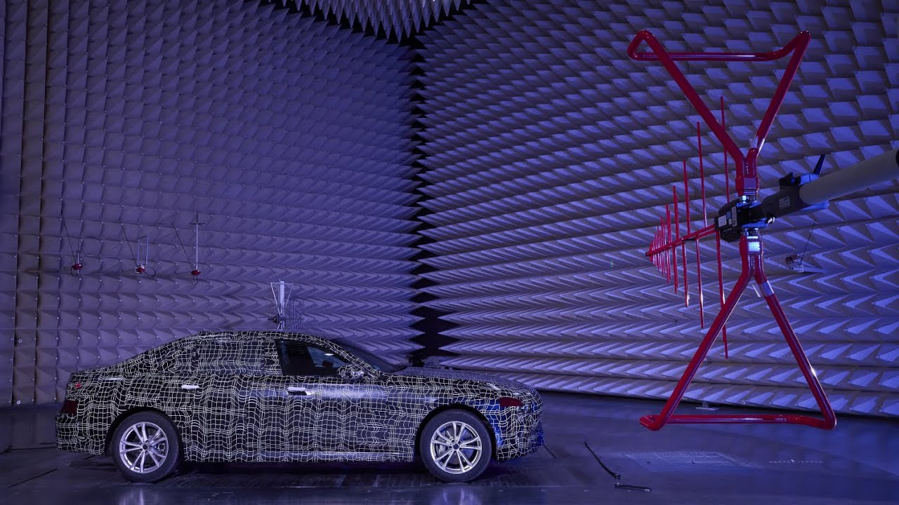 2022 BMW i7 G70 in der EMV-Absorberhalle