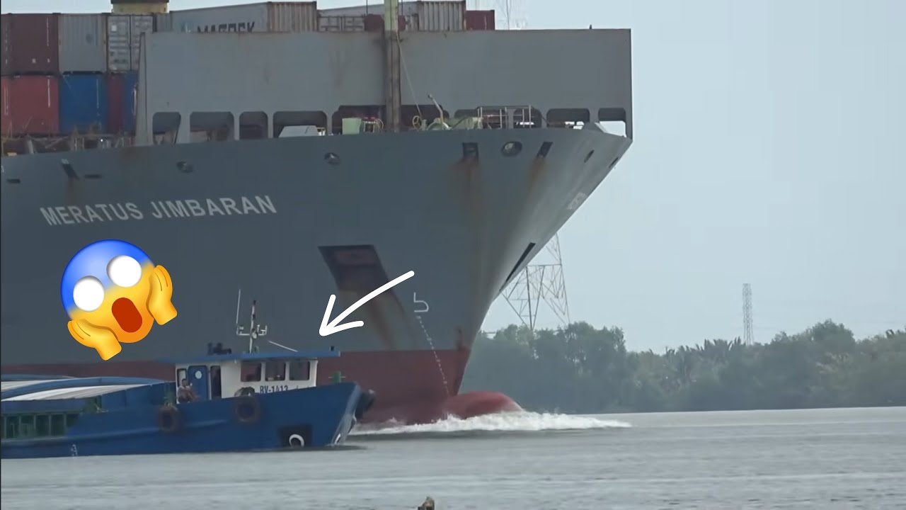 Chiếc tàu container khổng lồ gặp sà lan trên sông