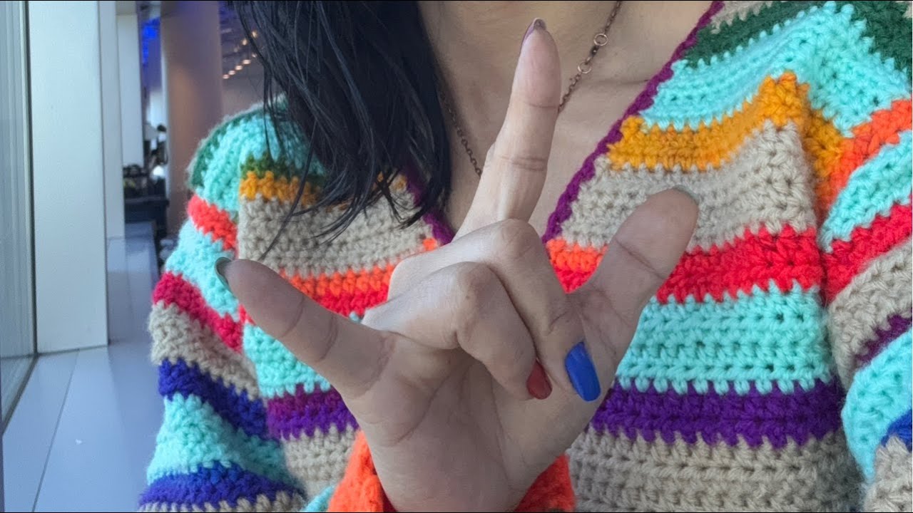 Live streaming of LIVE: Crochet & Airport People Watching 🧶✈️