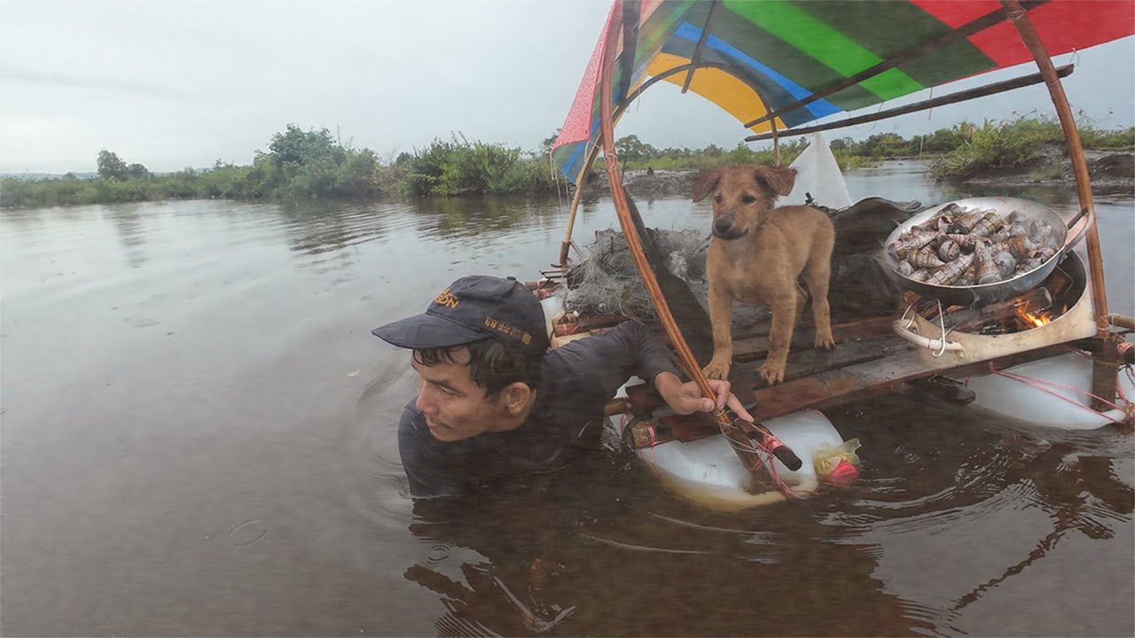 Heavy Raining Camping With My Dog | DIY Raft & Survival in the Flooded Forest!