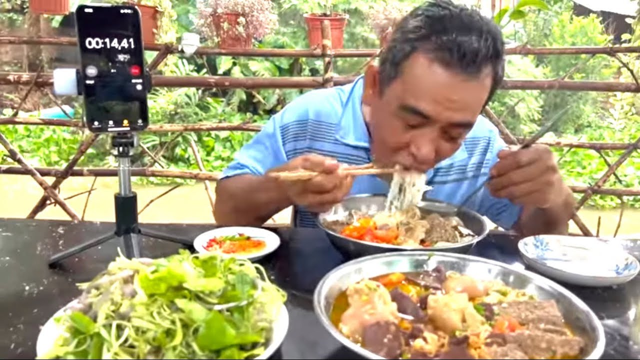 Thử Thách Coi Ba Móc Ăn Tốc Độ Cỡ Nào! Ăn 3,5 Ký Bún Riêu Cua Đồng Thơm Ngon Đạm Đà | ATĐQ