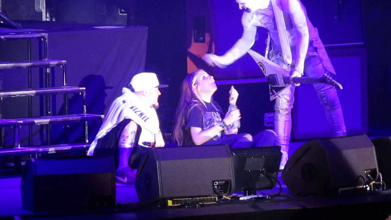 Ufa-room - Limp Bizkit в Уфе - фанатка на сцене