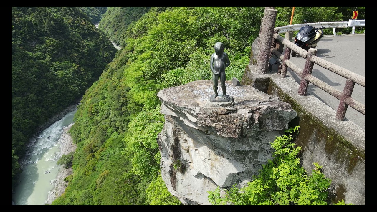 【４K空撮】小便小僧　祖谷川　秘境　マネしないでね　足がソワソワします　日本三大秘境