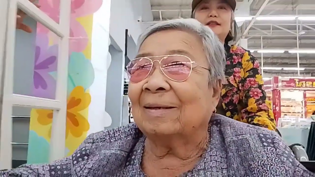 คุณยายมูนกับแมวเหมียว สาวสว่างคนอีสาน