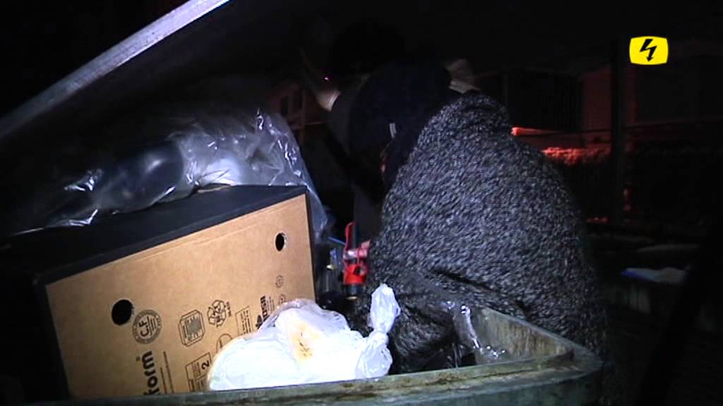 Wer sucht in Containern nach noch Essbarem?