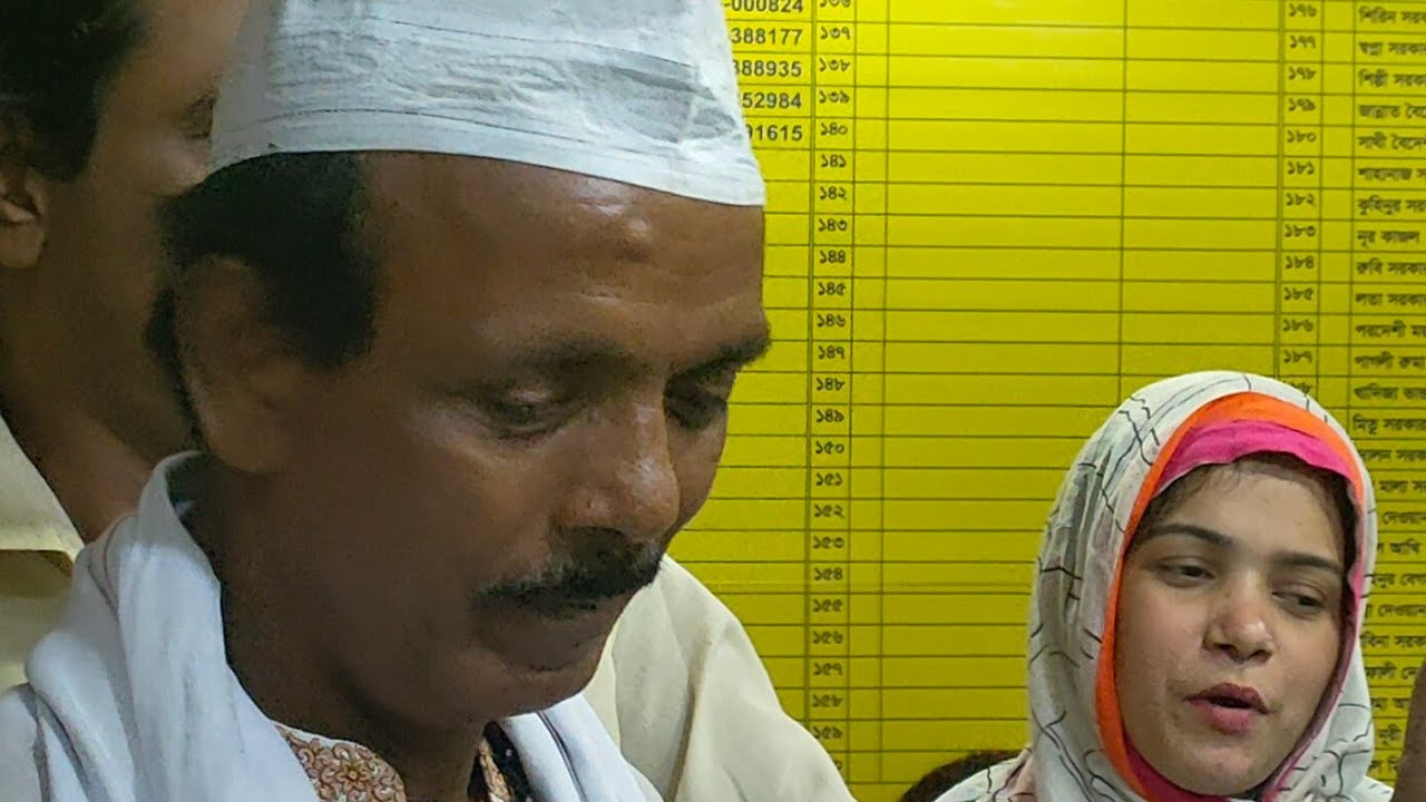 মেয়ের সামনের জন্মদাতার পিতার গান শুনে অবাক হয়ে তাকিয়ে রইলেন বাউল শিল্পী মুক্তা সরকার