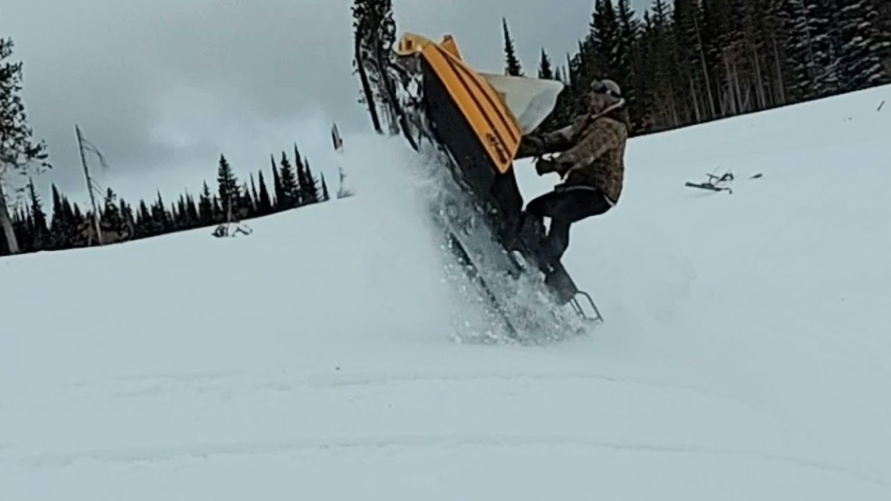 1988 Skidoo Safari 503 snowmobiles still a lot of fun.