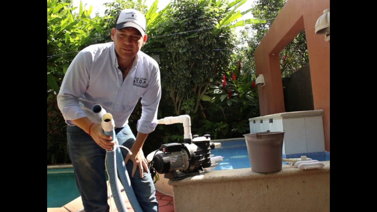 Como usar una bomba m&oacute;vil para piscina