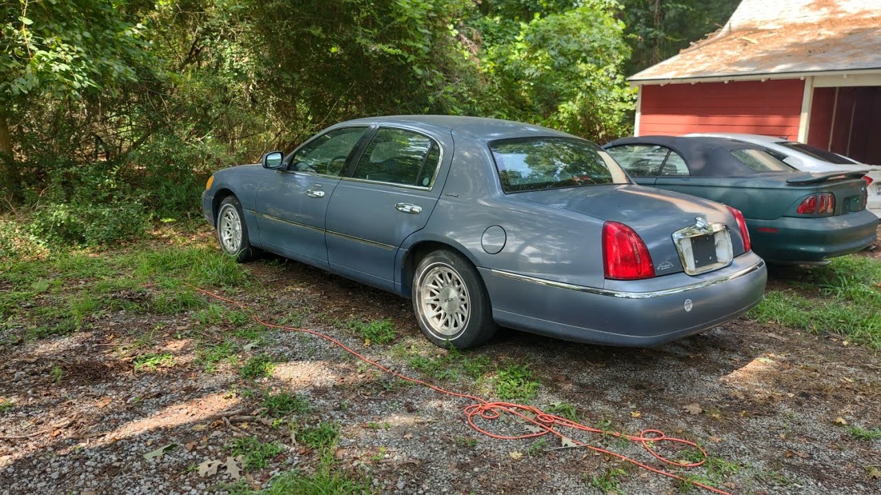Abandoned Lincoln town car signature special 98 review