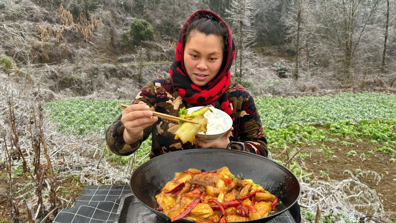 山里连续下冻雨，今天带着狗子去摘些蔬菜做一锅好吃的 Today, I took my dog to pick vegetables