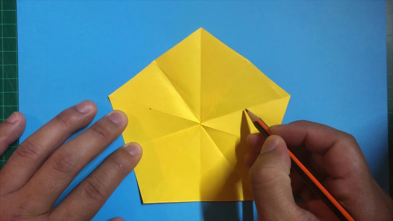 Estrella de origami y sus ejes de simetría