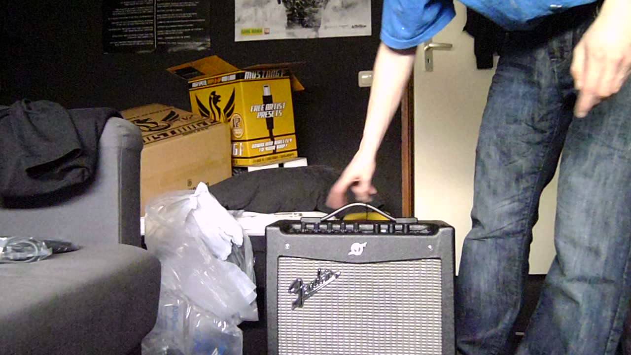 Fender Mustang 1 (V2) Unboxing! Part 1