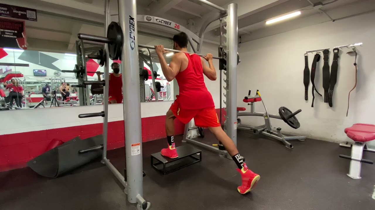 Desplante a una pierna en máquina Smith con step