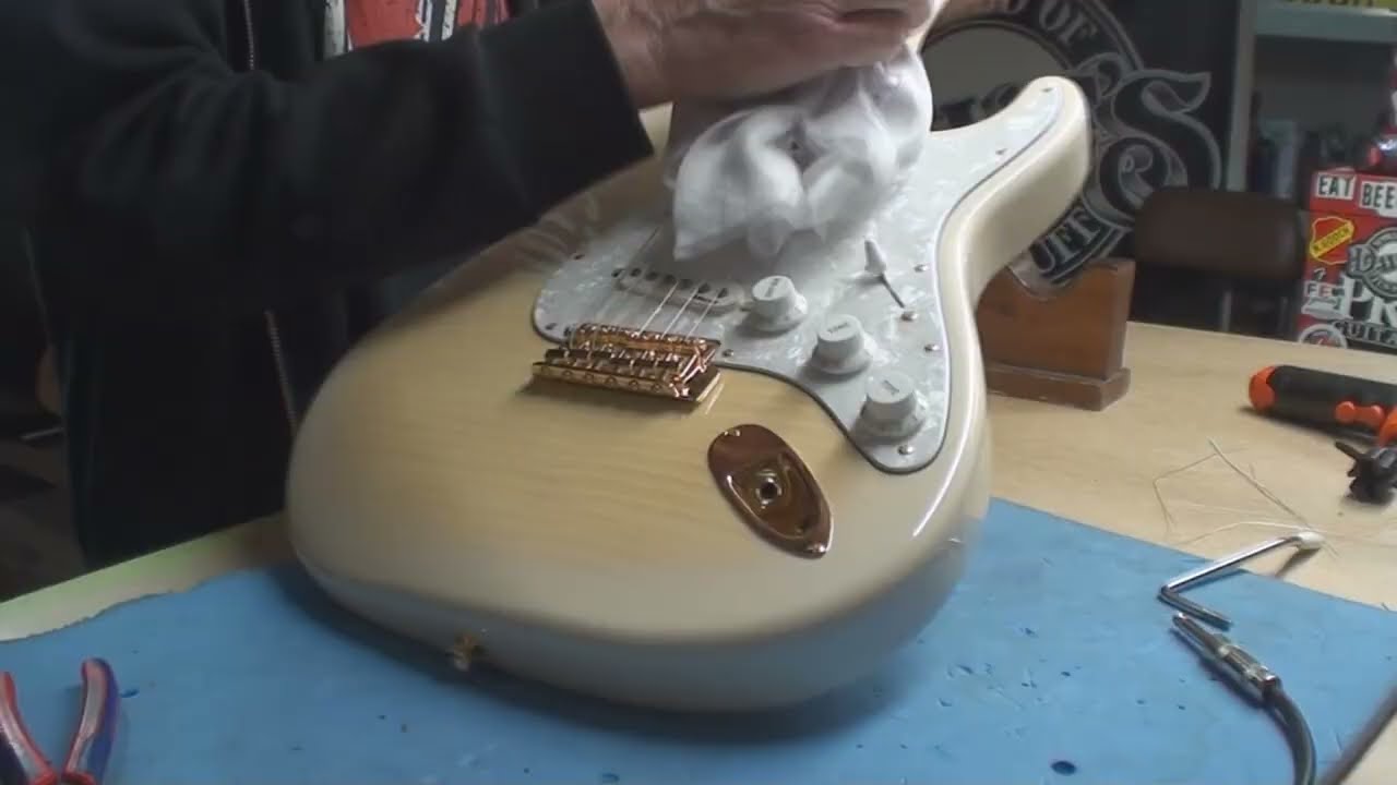 Очень шикарная гитара Stratocaster из Японии.