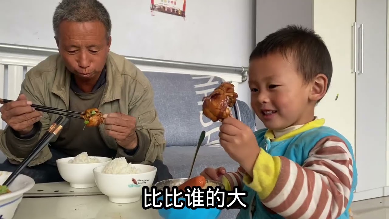 小红改善伙食炖3斤鸡腿，饭桌上爸妈却吵起来了，凡凡躺着也中枪 #农村孩子的乐趣 #我的农村真实生活 #改善伙食的一天 #乡村味道 #劳动者是最美的人 #这就是农村的生活