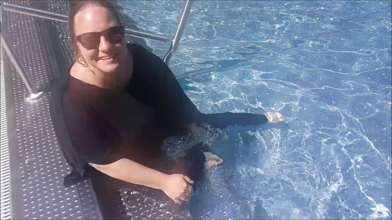 Mit Jeans im Freibad