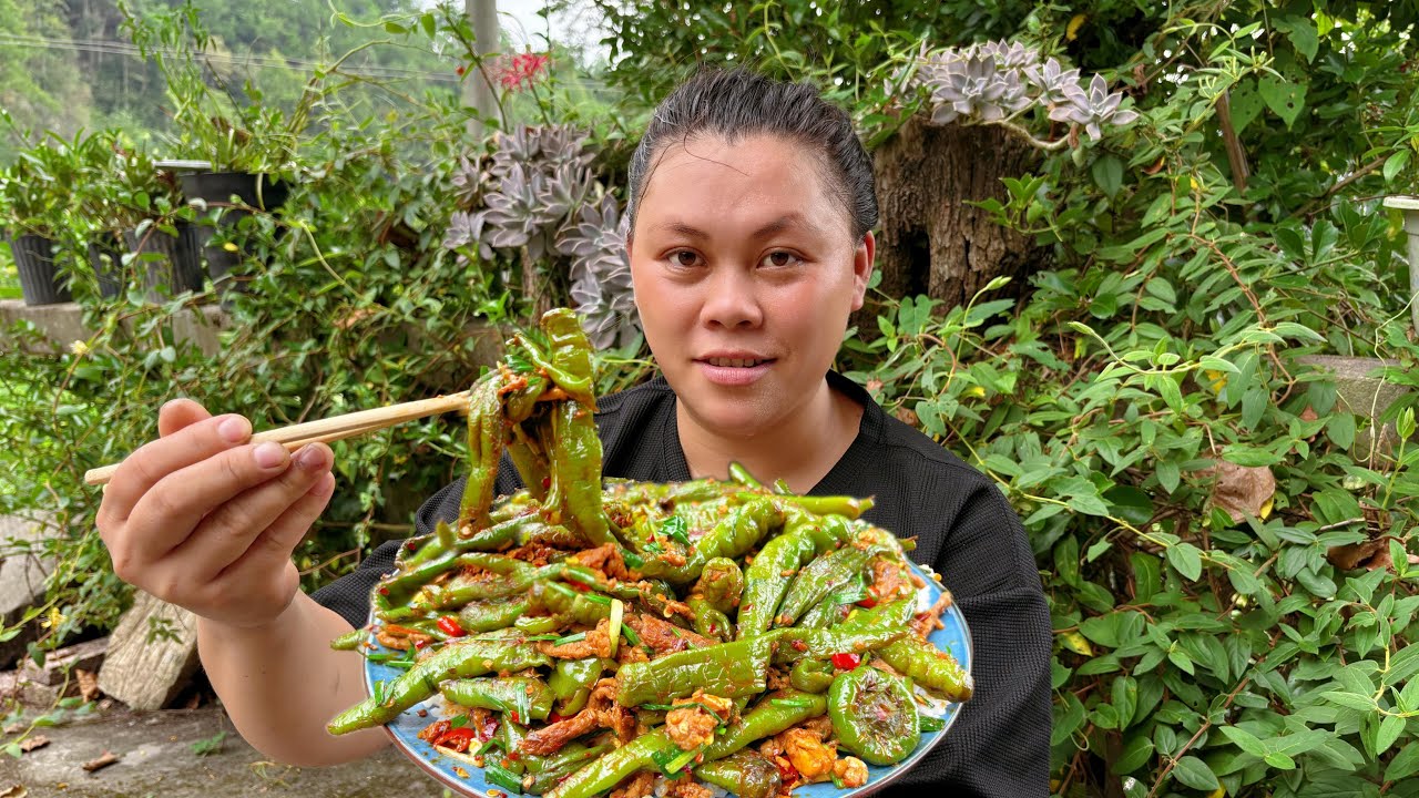 今天种了一些小葱，干完活用辣椒做个下饭菜 After farm work, make a delicious dish with chili
