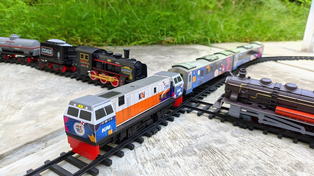 Heavy Traffic: 3 Trains Sharing a Lane / Trains Running Simultaneously on Adjacent Tracks