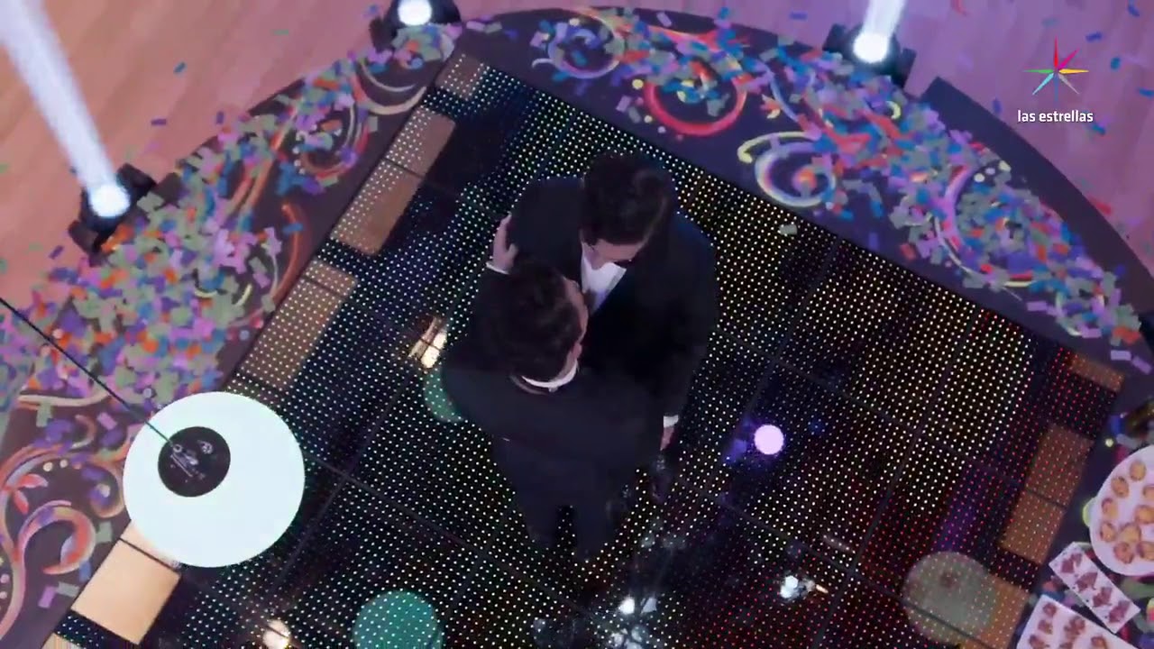 Arist&oacute;teles y Cuauht&eacute;moc se besan por fin - MMTMF2