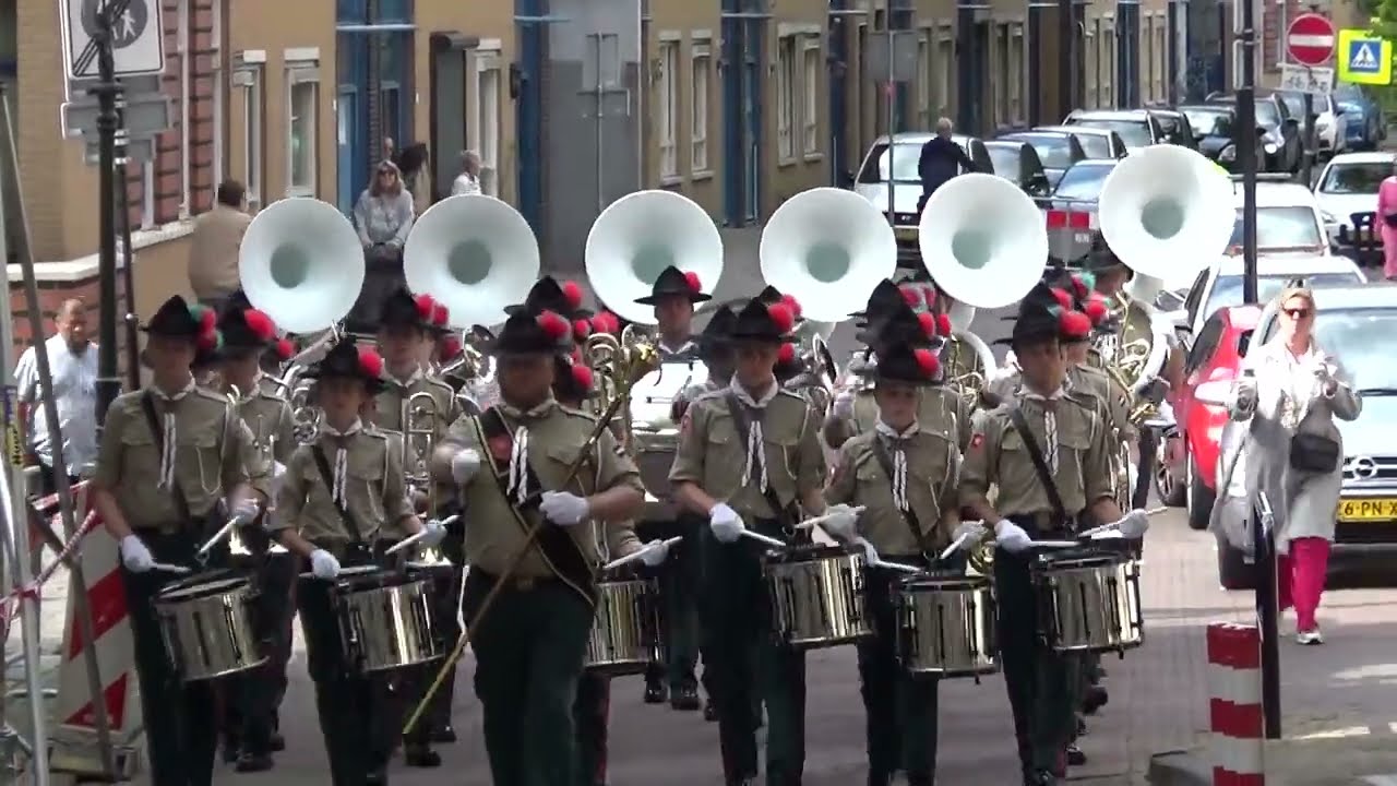Maastrichtse Verkennersband tijdens Streetparade Vlaardingen tgv 60 jaar Thalita