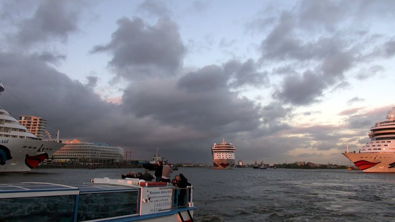 AIDAmar / Weltgr&ouml;&szlig;te Schiffstaufe / Sternformation / Hamburg 2012