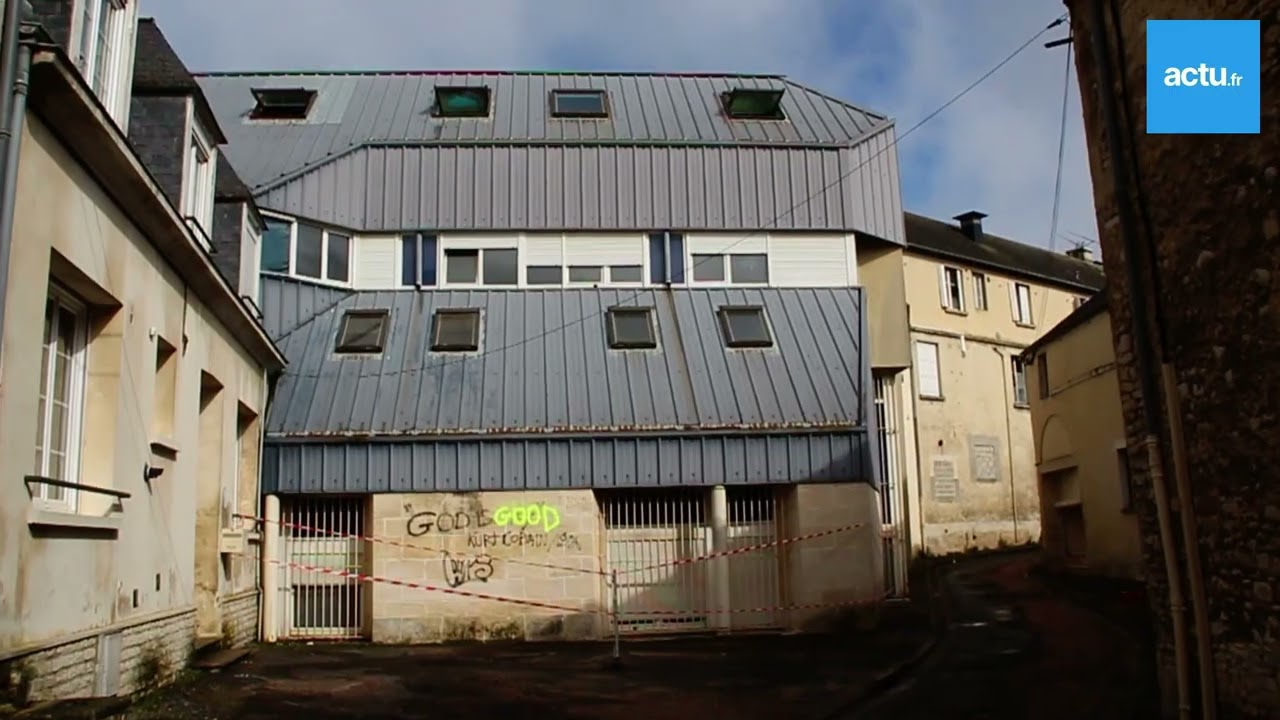 L'ancienne clinique d'Argentan en cours de d&eacute;construction