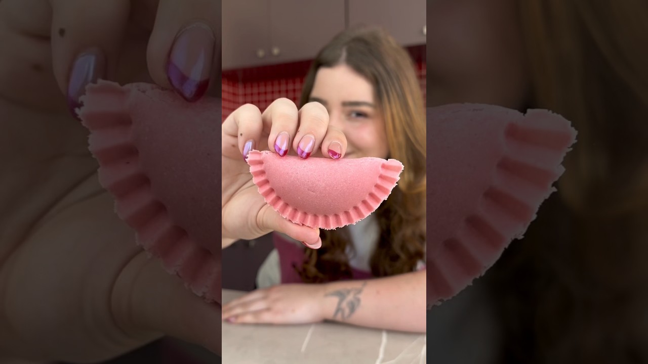 Pastelzinho de leite em p&oacute; de morango🍓 #pastelzinho #receitas #receitasfaceis #confeitaria #doces