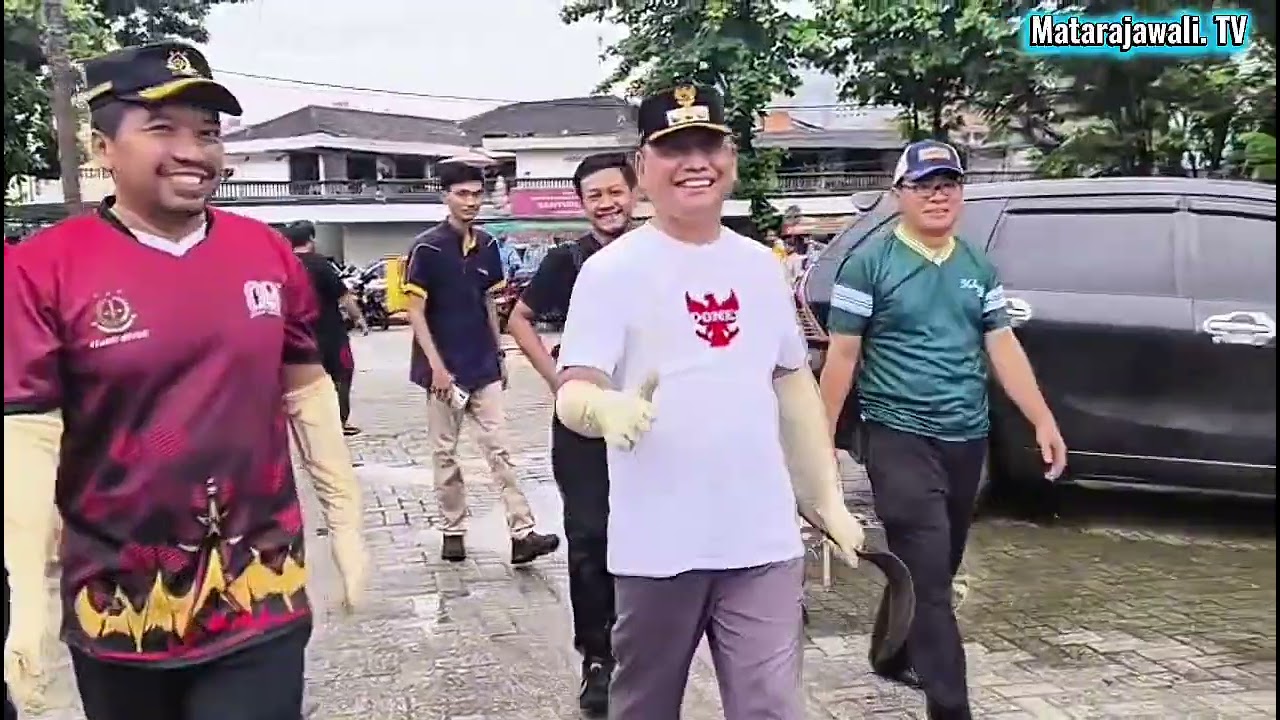 Ketua DPRD, Walikota dan Ratusan Relawan Beraksi Bersihkan Metro di Hari 