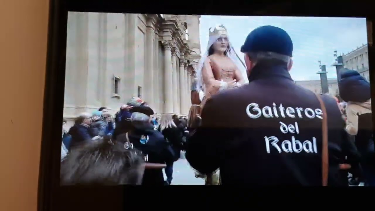 Llegada de gigantes y cabezudos de zaragoza 