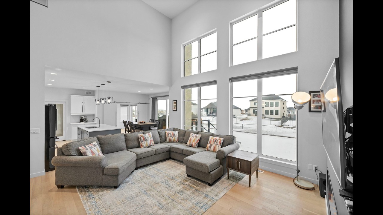 9 Carlington Cres - Stunning Artista-built home in Oak Bluff West.