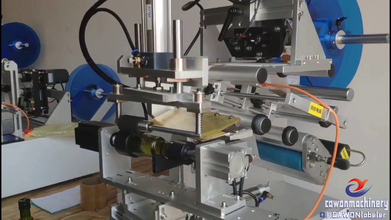 Labeling machine for oval bottles